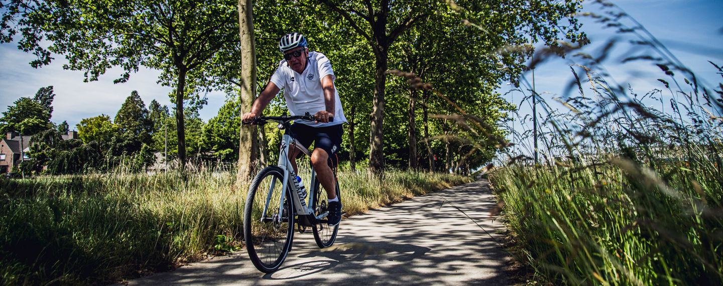 Coffee with the boss: Patrick Lefevere visits Yves Lampaert by e-bike