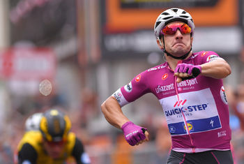 Elia Viviani wins the Giro d’Italia cyclamen jersey